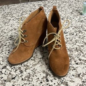 Steve Madden Chestnut
Suede Leather TANNGOO
Lace Up Wedge Ankle Boots